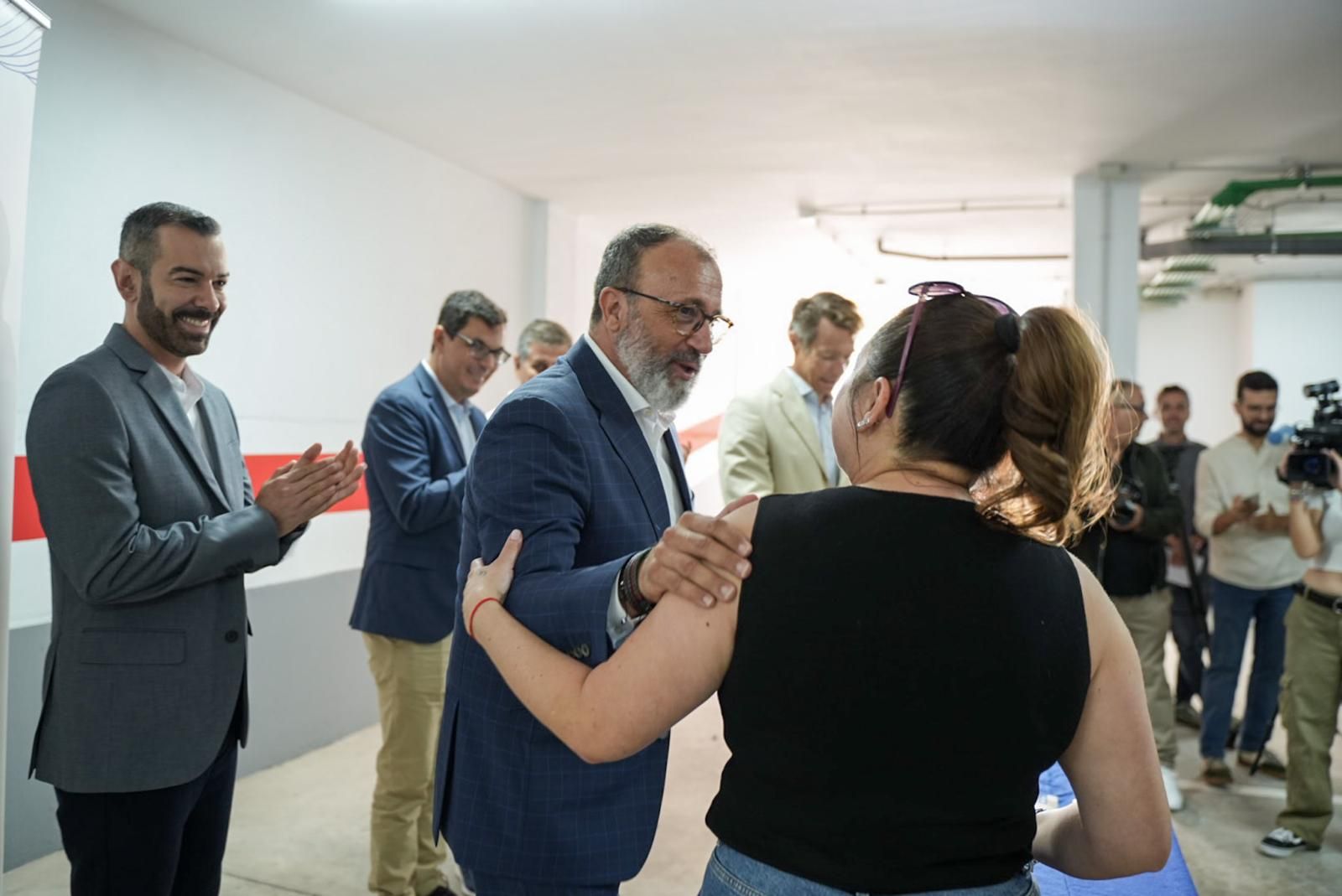 Emoción en la entrega de llaves de ocho viviendas protegidas en Vecindario