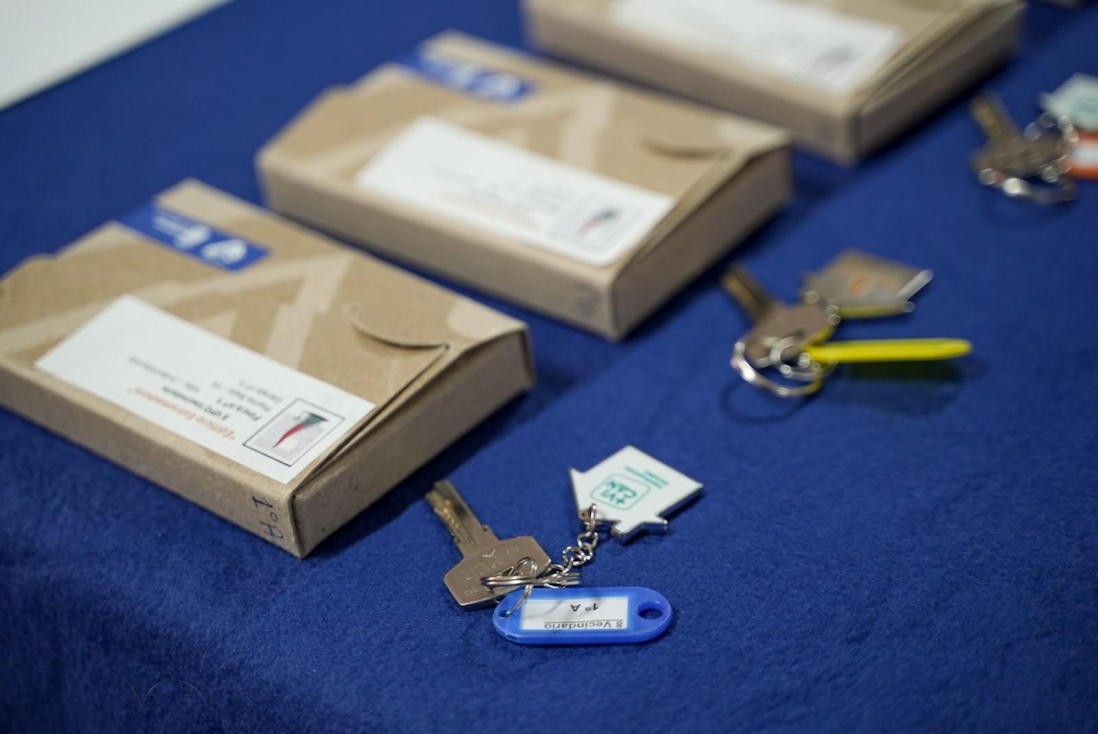 Emoción en la entrega de llaves de ocho viviendas protegidas en Vecindario