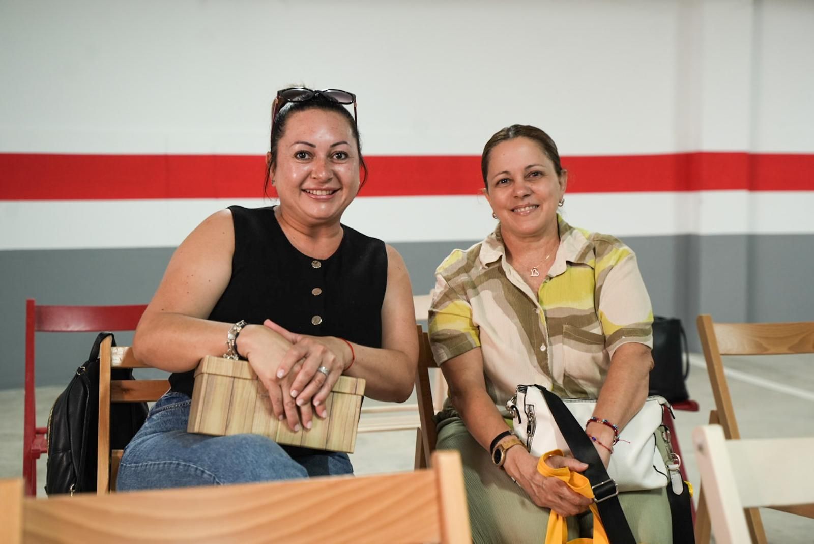 Imagen principal - Lizjenny e Iliana, en el acto de entrega de llaves. Debajo, Rosario ya en su casa y el edificio de viviendas protegidas.