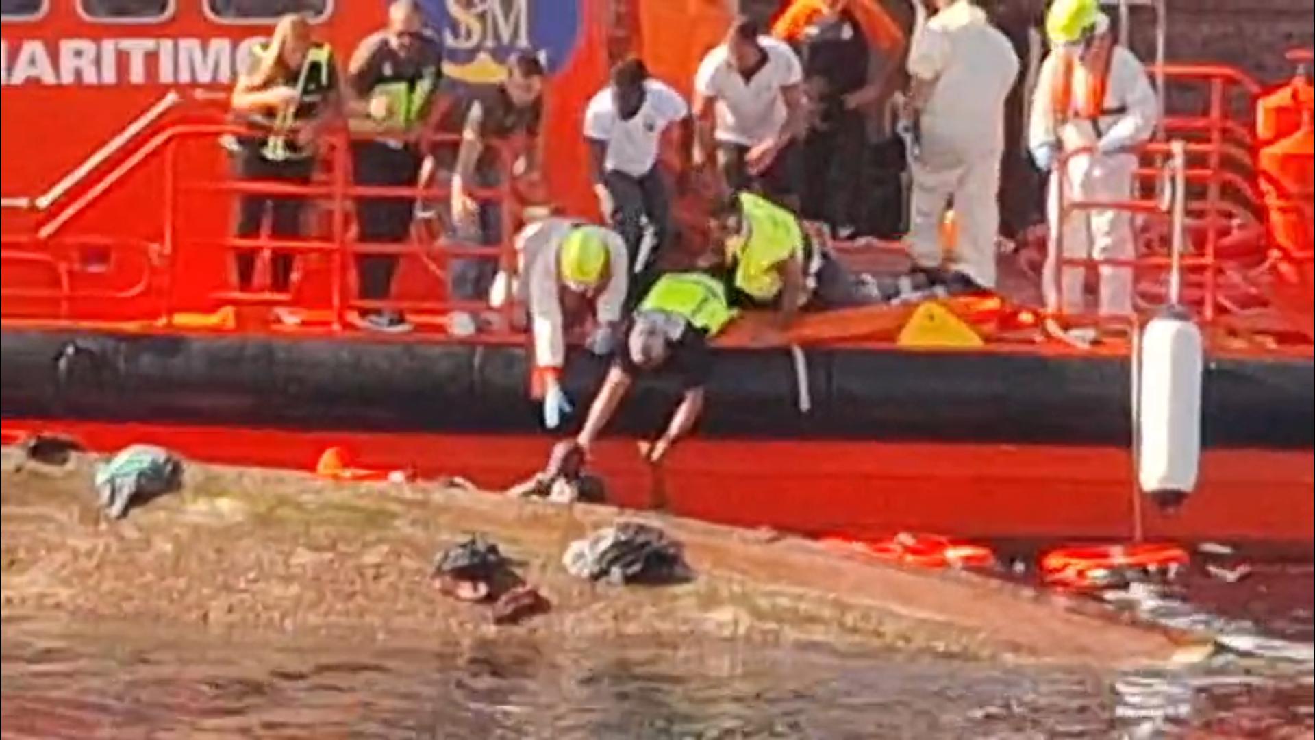 Las imágenes del vuelco del cayuco al llegar a La Restinga