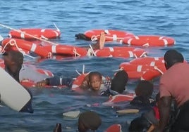 Imágenes del vuelco del cayuco recogidas en el momento de la tragedia.