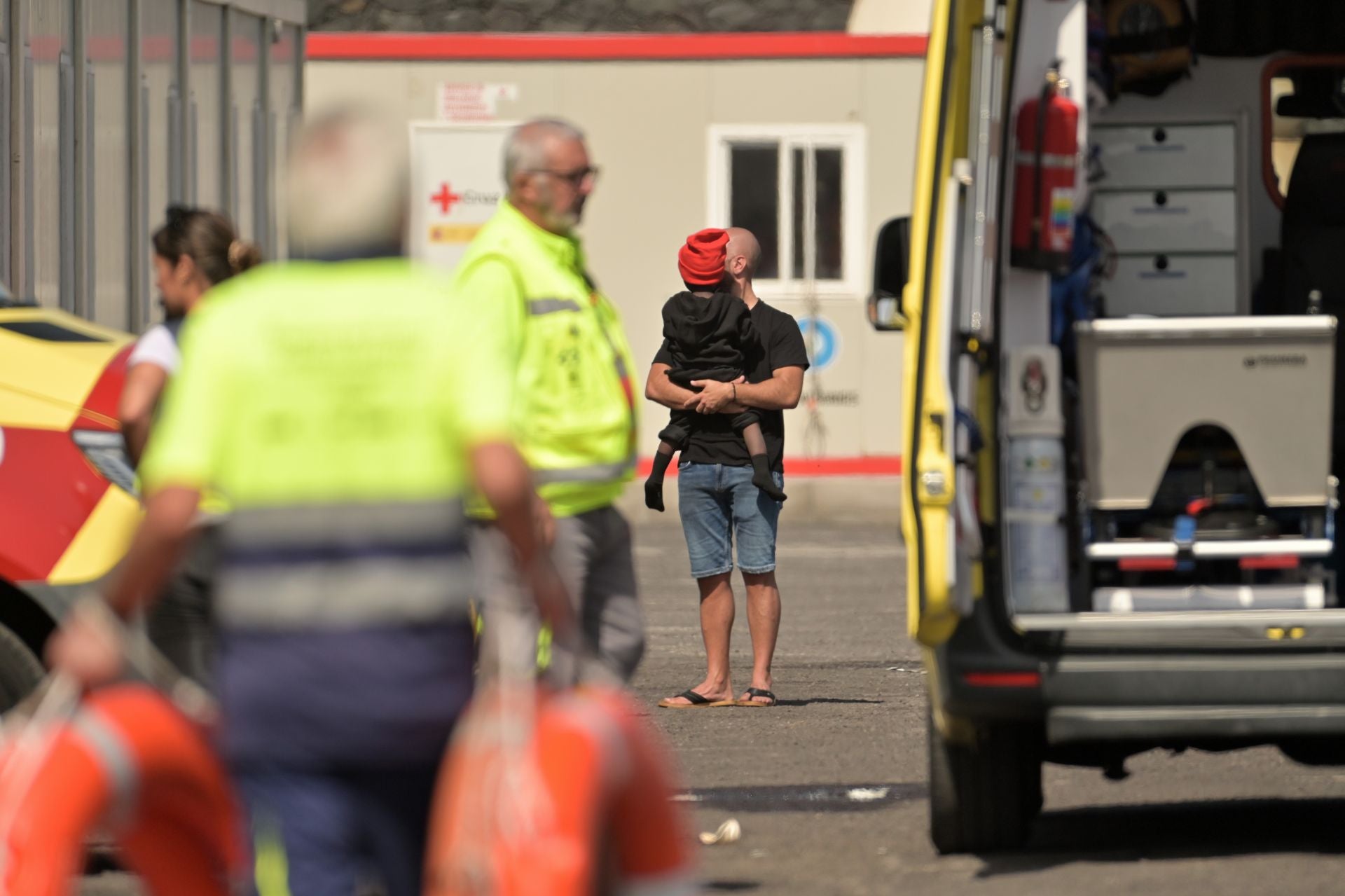 Las imágenes del vuelco del cayuco al llegar a La Restinga