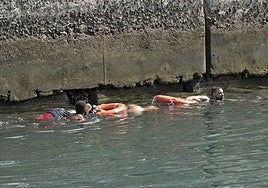 Las imágenes del vuelco del cayuco al llegar a La Restinga