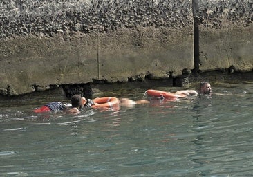 Las imágenes del vuelco del cayuco al llegar a La Restinga