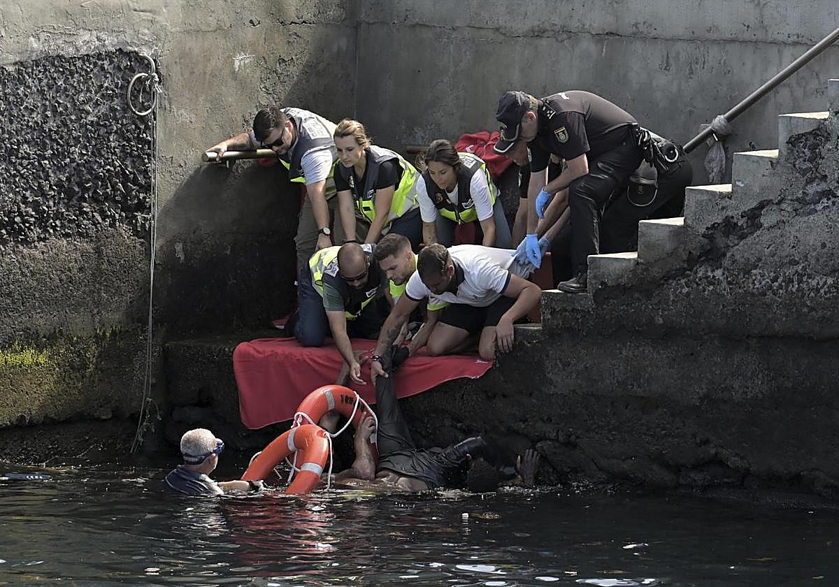Imagen de uno de los duros momentos vividos este miércoles en el puerto de La Restinga (El Hierro).