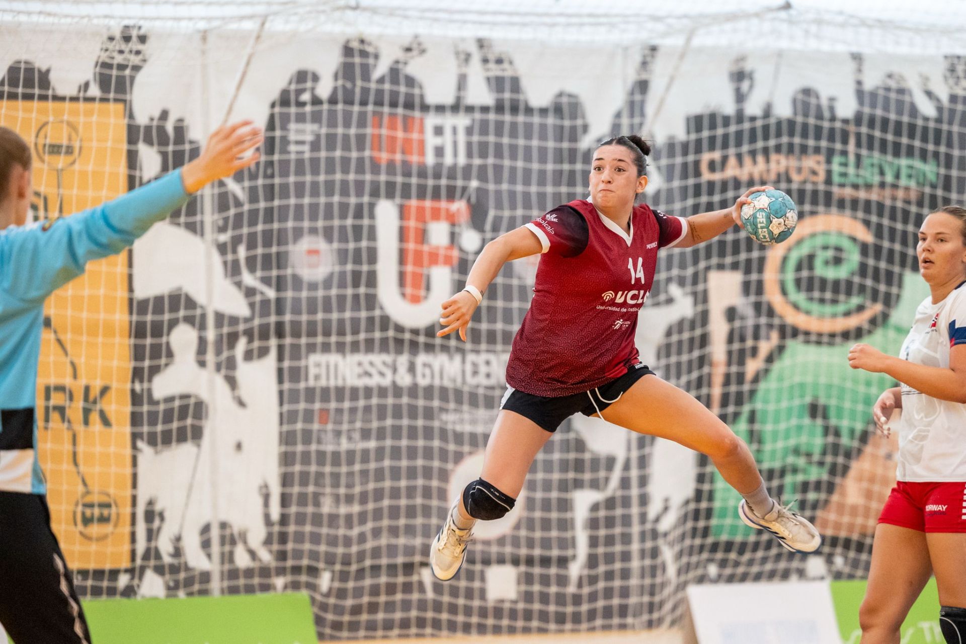 Michaella, en pleno vuelo mientras arma el brazo.