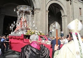 La Virgen del Pino entrando en la Catedral de Santa Ana en la Bajada del año 2014.