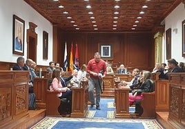 El momento emotivo del Pleno de este miércoles fue la despedida de Héctor León (PSOE) como concejal.