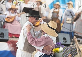 Pareja baila en el baile de taifas del Día de Canarias del año pasado en Antigua.