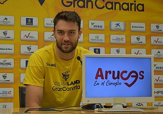 Mike Tobey en rueda de prensa.