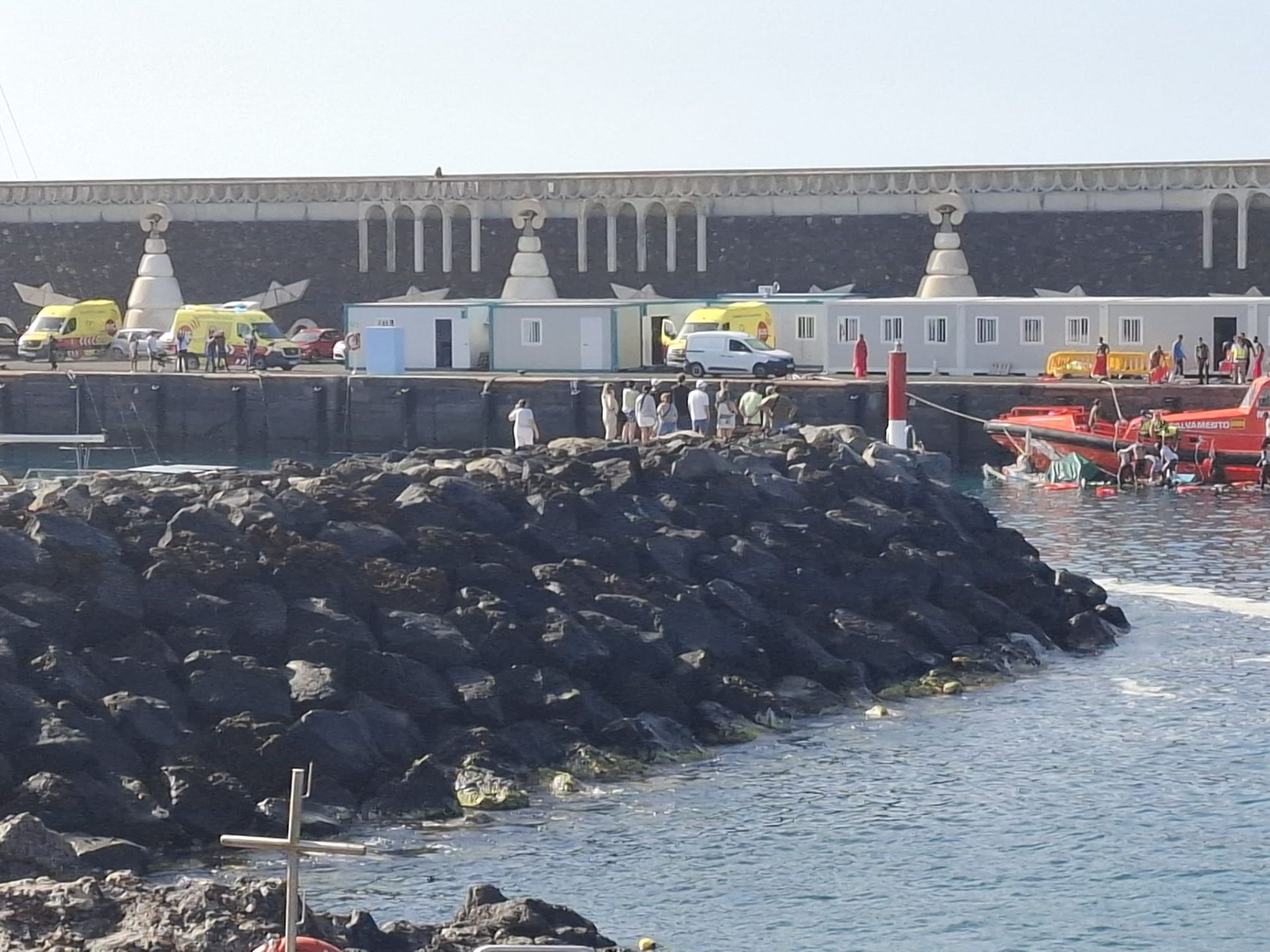 Las imágenes del vuelco del cayuco al llegar a La Restinga