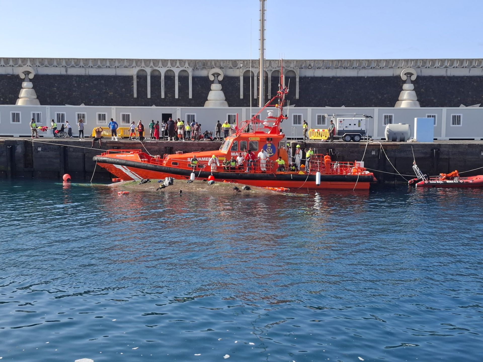 Las imágenes del vuelco del cayuco al llegar a La Restinga