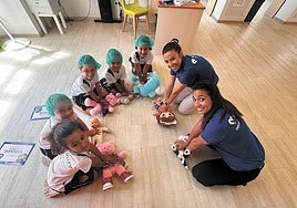 Un grupo de escolares del colegio Canterbury practicando la RCP junto al equipo del Hospital Universitario Vithas Las Palmas.