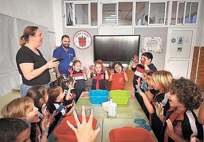 Instante del taller de lavado de manos en el colegio Tauro.