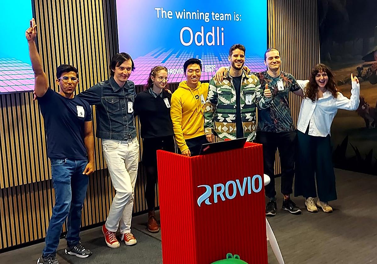 Imagen principal - Imagen del equipo siendo reconocido con el triunfo en el Finnish Game Awards en Helsinki.