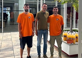 Imagen de la entrega de refrescos en CANARIAS7.