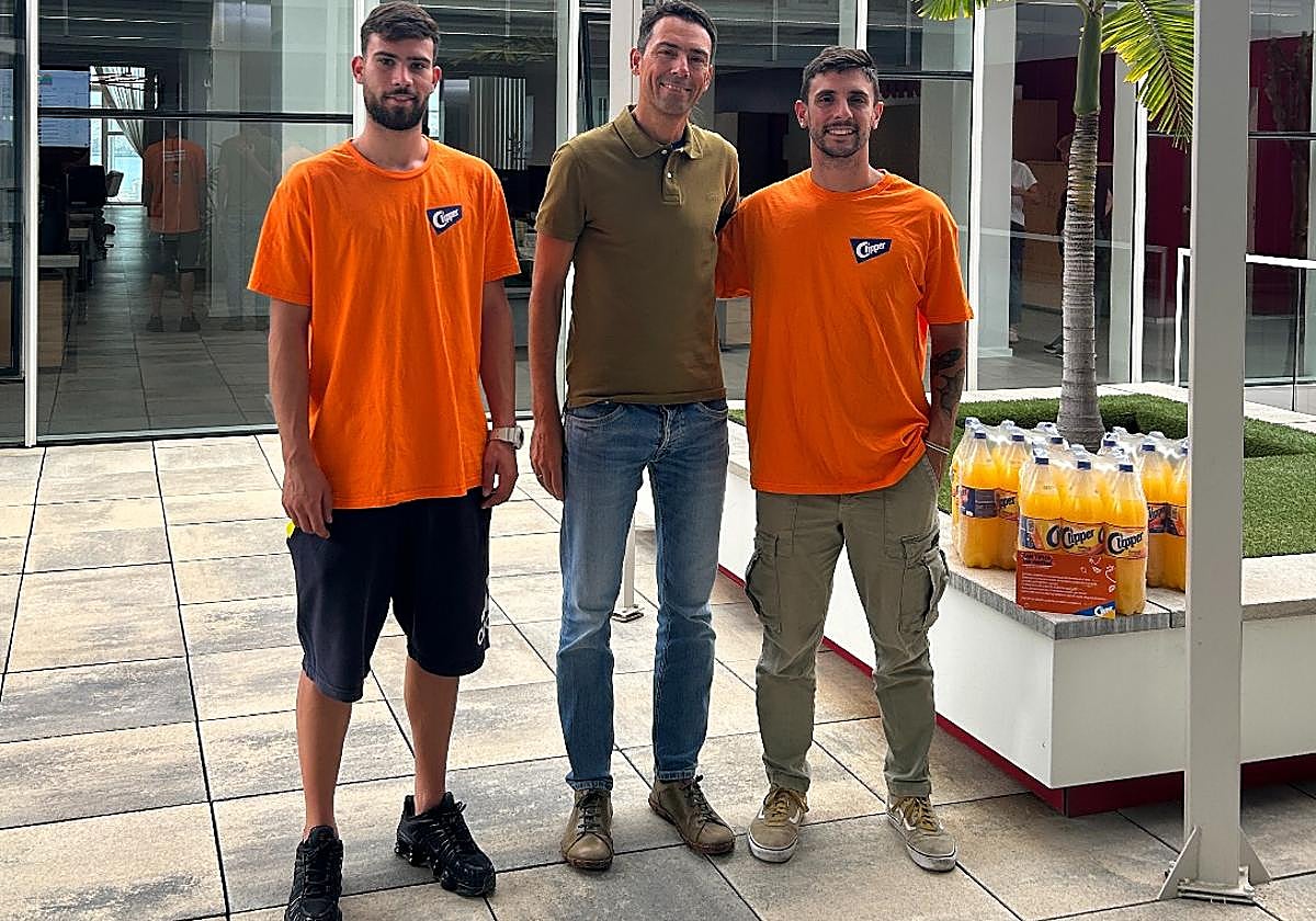 Imagen de la entrega de refrescos en CANARIAS7.