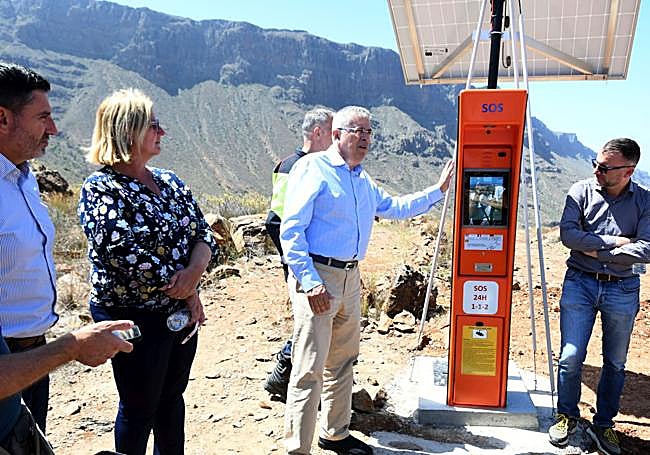 El alcalde y varios concejales de la corporación, junto al poste de Los Caserones de Fataga.