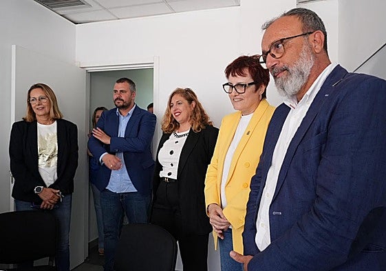 La consejera de Bienestar Social, Candelaria Delgado (2i), acompañada del alcalde de Santa Lucía, Francisco García(i), y la consejera de Política Social del Cabildo de Gran Canaria, Isabel Mena.