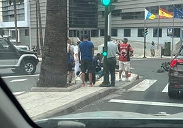 Imagen de la víctima tras la colisión de su moto con un coche en Las Palmas de Gran Canaria.