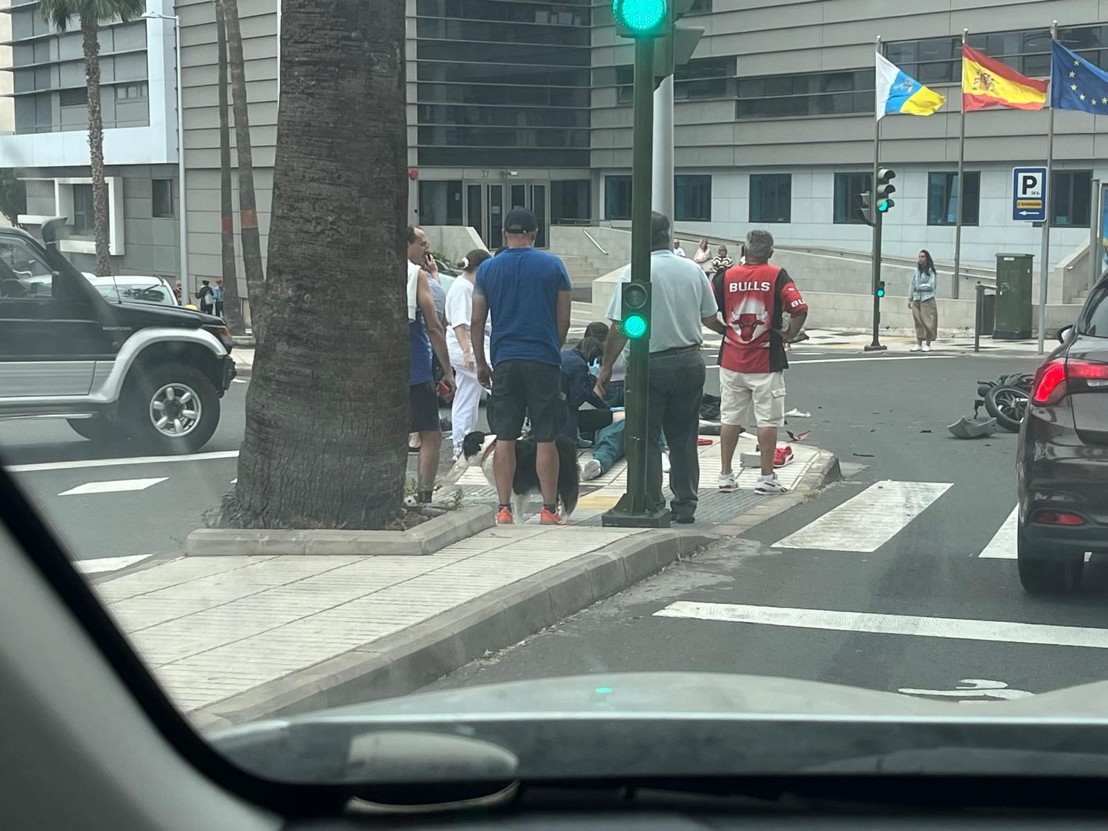 Imagen de la víctima tras la colisión de su moto con un coche en Las Palmas de Gran Canaria.