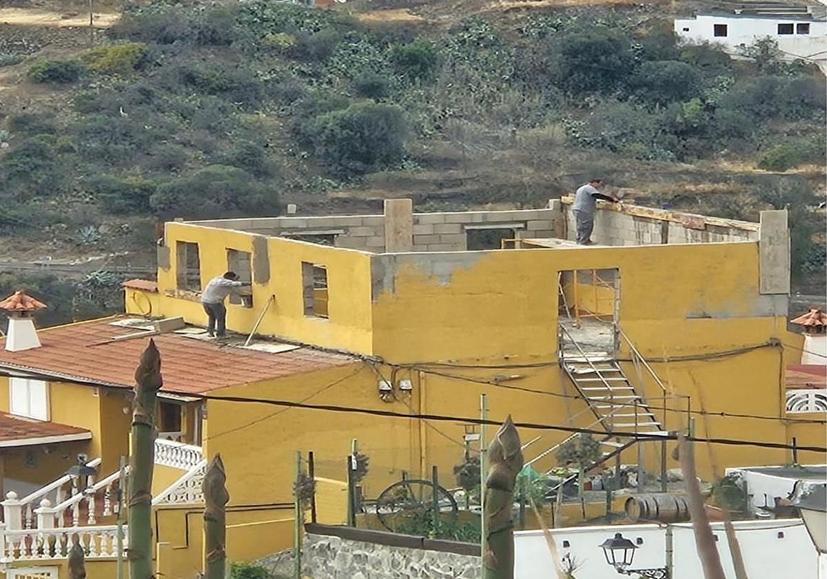 Imagen de las obras en la casa de la concejal de Vivienda de Santa Brígida antes de su paralización.