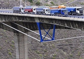 Imagen de la prueba de carga hecha el pasado sábado en el puente en sentido norte-sur.