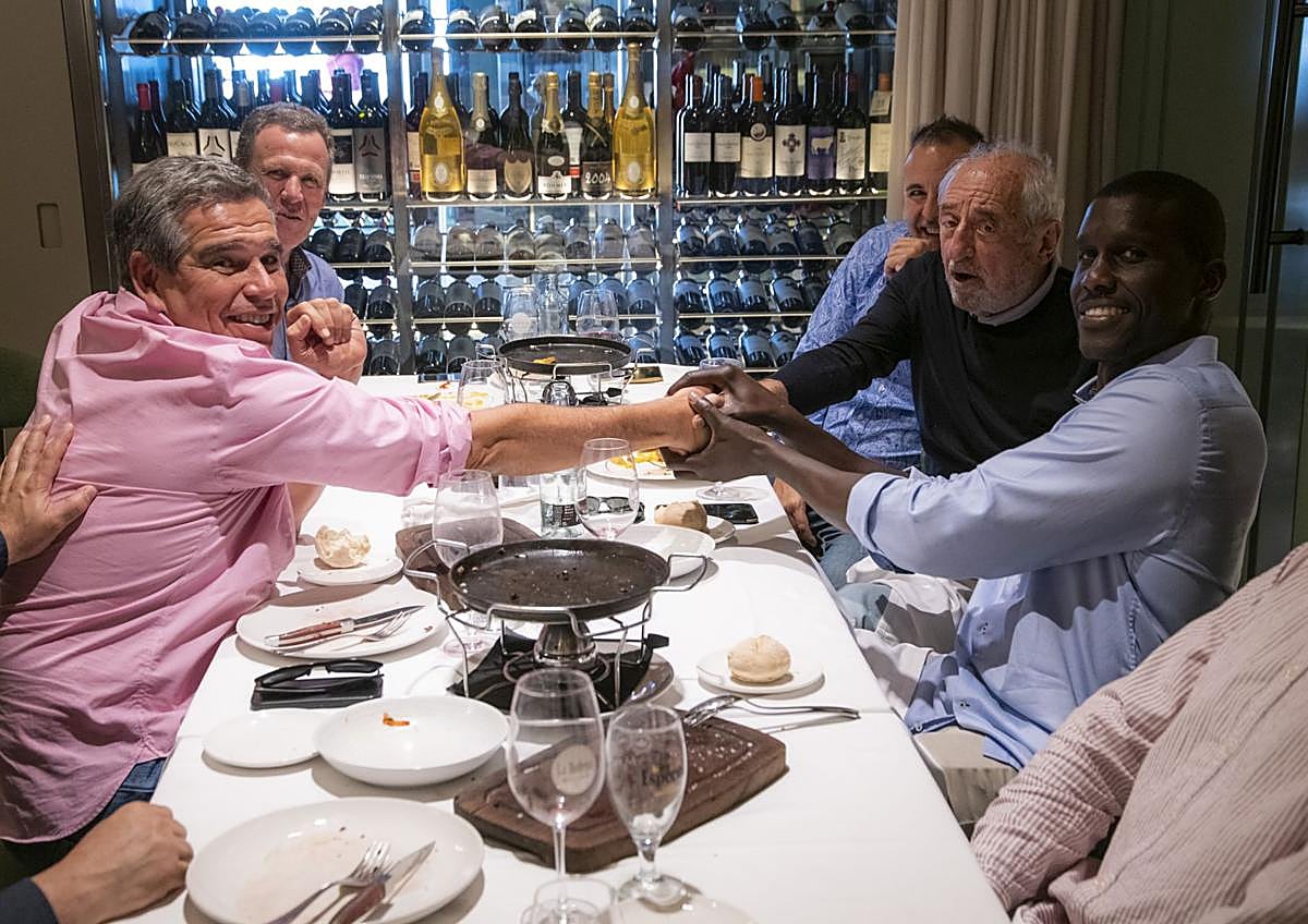 Imagen secundaria 1 - Distintos momentos del almuerzo en La Bodega de La Avenida.