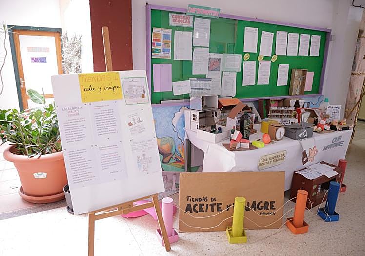 Otros detalle de las maquetas elaboradas por el alumnado junto a sus familias.
