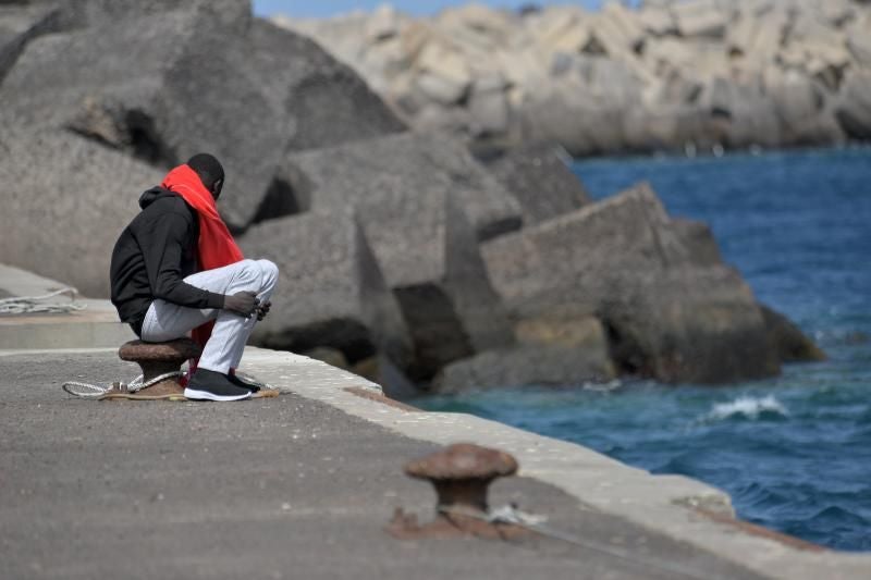 Imagen de un migrante tras llegar al muelle de La Restinga, en El Hierro.