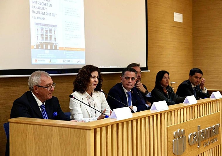 Imagen de la presentación en el día de ayer con la participación de Salvador Miranda (i), Matilde Asián y Alcíbiades Trancho.