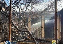 Así quedó el patio de la casa antigua con aljibe tras el conato de incendio.