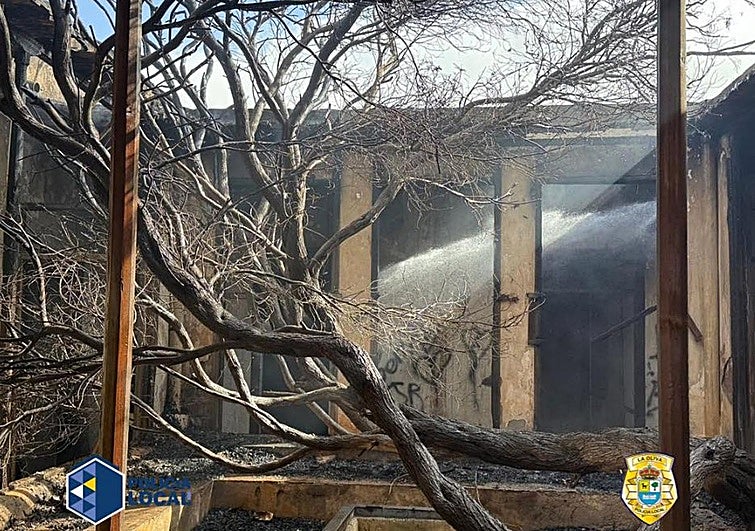 Así quedó el patio de la casa antigua con aljibe tras el conato de incendio.