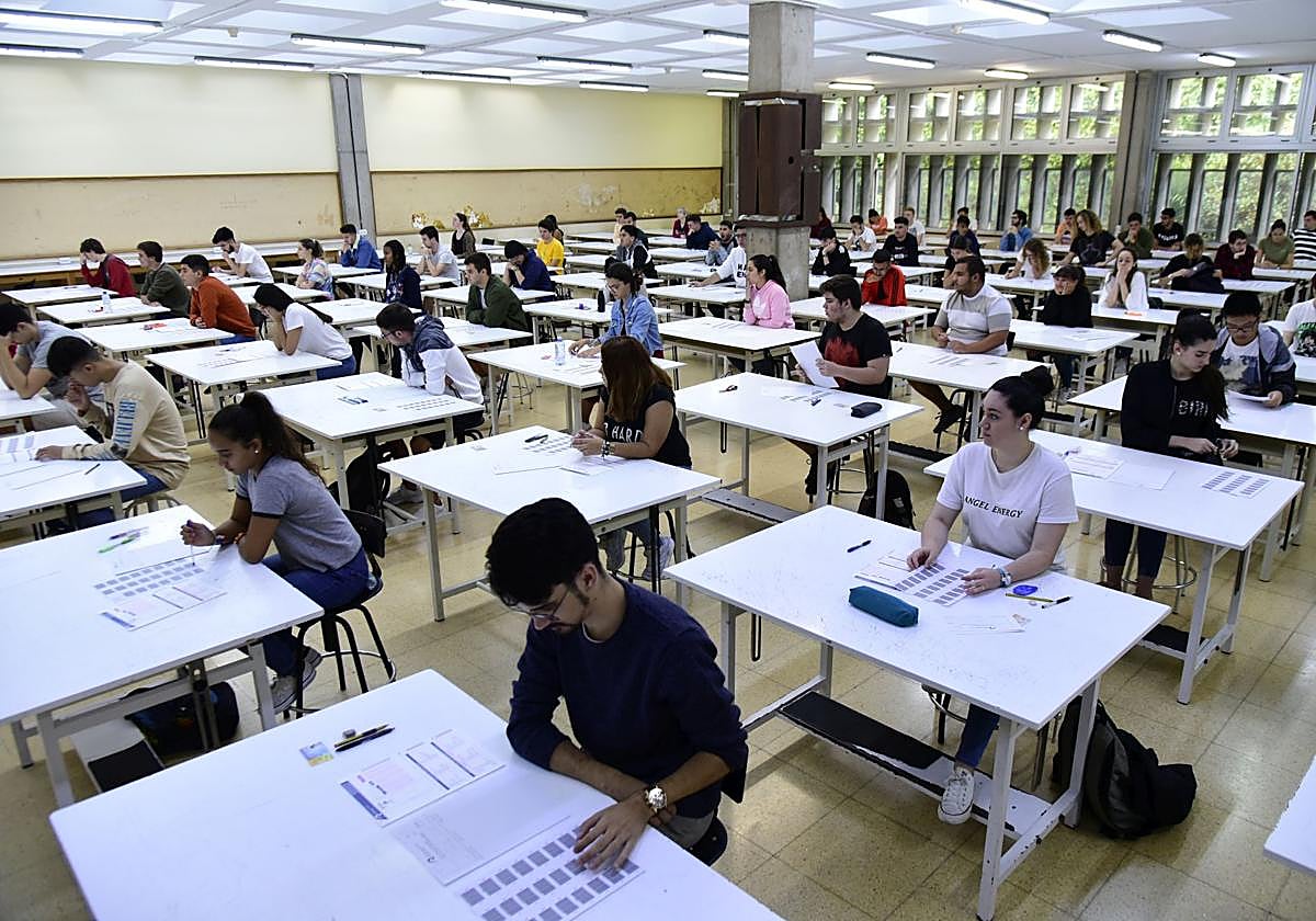 Imagen de archivo de estudiantes enfrentándose a la selectividad en la ULPGC.