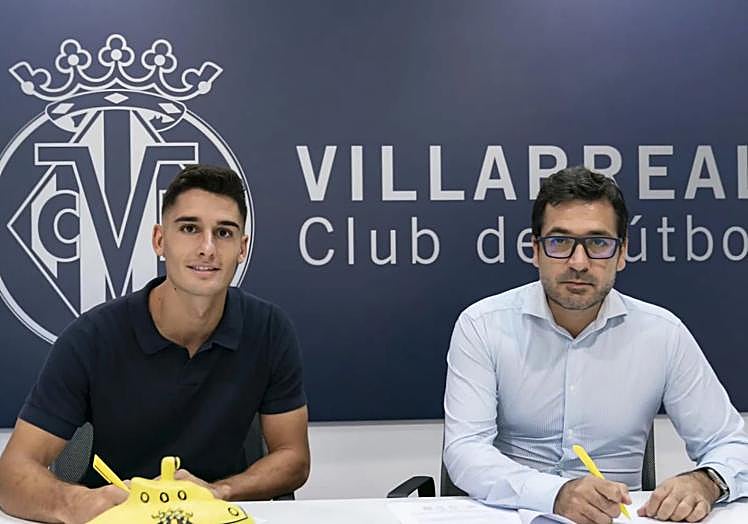 Sergi Cardona, el día en el que firmó su contrato con el Villarreal.