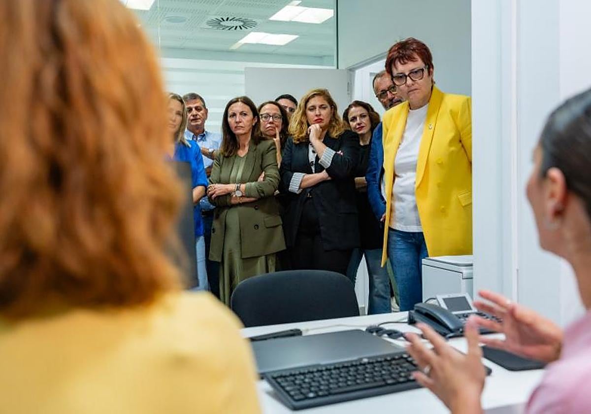 Las trabajadoras sociales Judith Monzón y Beatriz López explican a los representantes institucionales su función en el centro de crisis.
