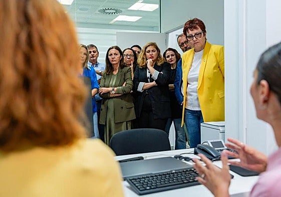 Las trabajadoras sociales Judith Monzón y Beatriz López explican a los representantes institucionales su función en el centro de crisis.