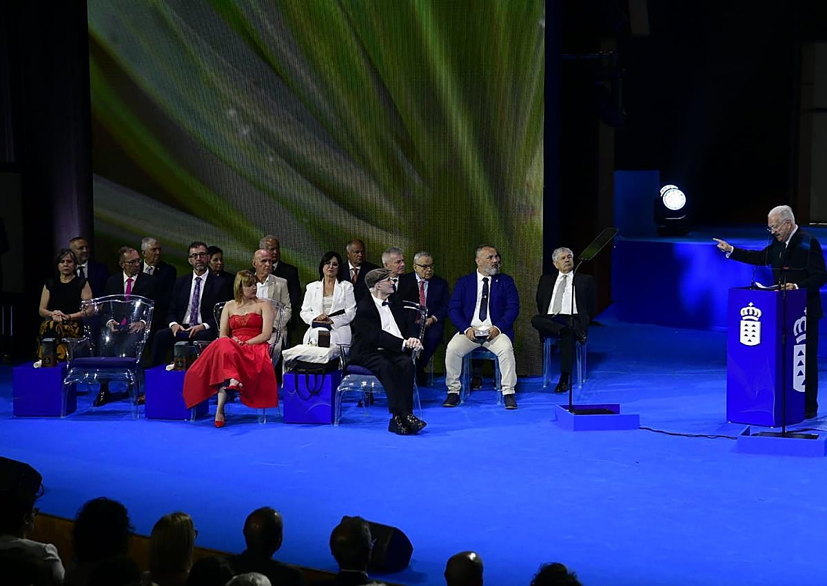 Imagen secundaria 1 - El escritor Juan Jesús Armas Marcelo leyó el discurso en nombre de los Premios Canarias 2025.