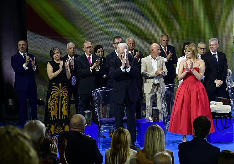 Armas Marcelo, agradecido, junto al resto de los distinguidos con los Premios y Medallas de Canarias.