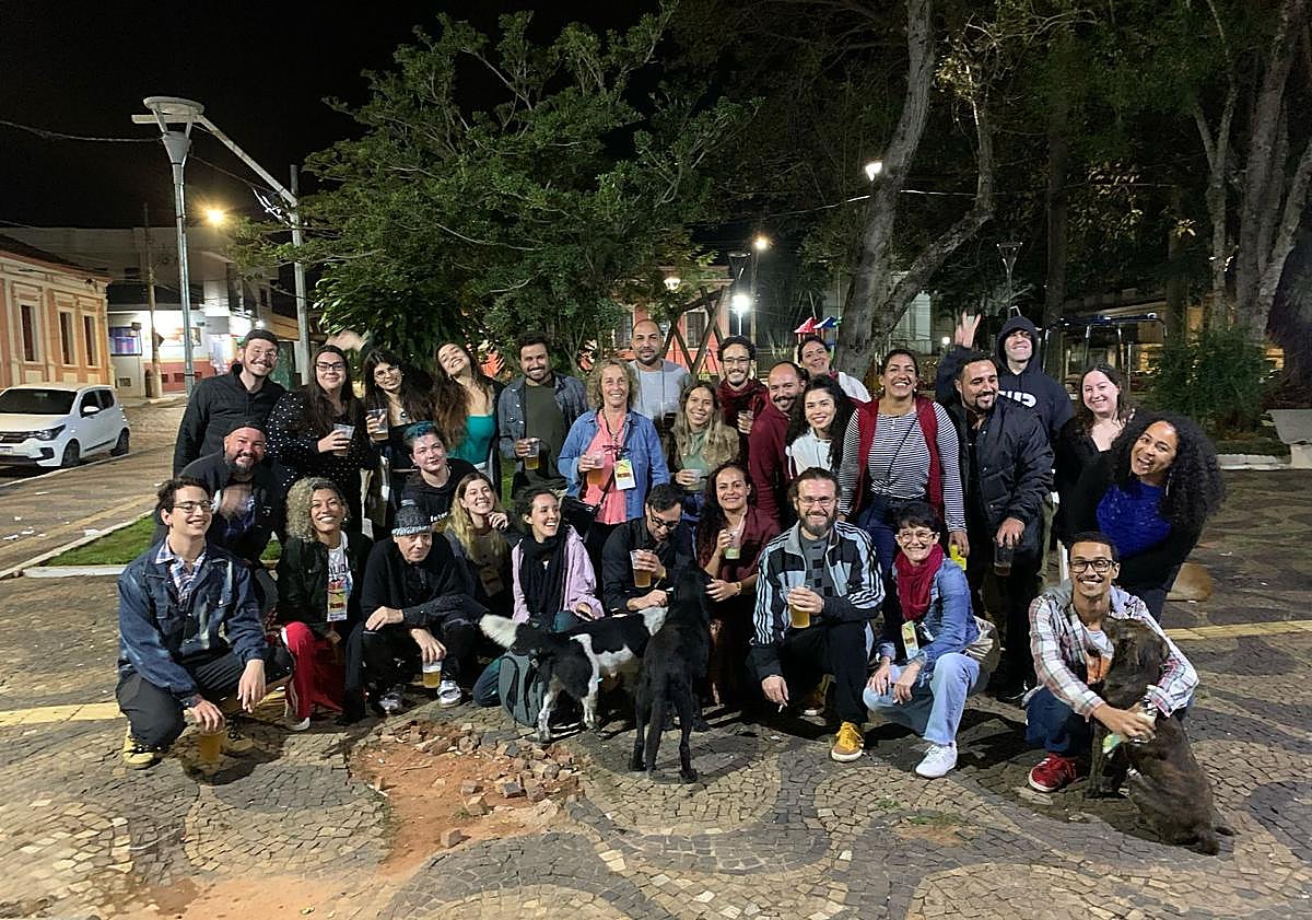 Imagen principal - Imagen de las compañías participantes durante la fiesta del festival; una imagen de 'Salomón y La Discriminación Positiva'; y los integrantes de la compañía isleña con una bandera de Canarias durante el carrusel celebrado por esta cita teatral brasileña.