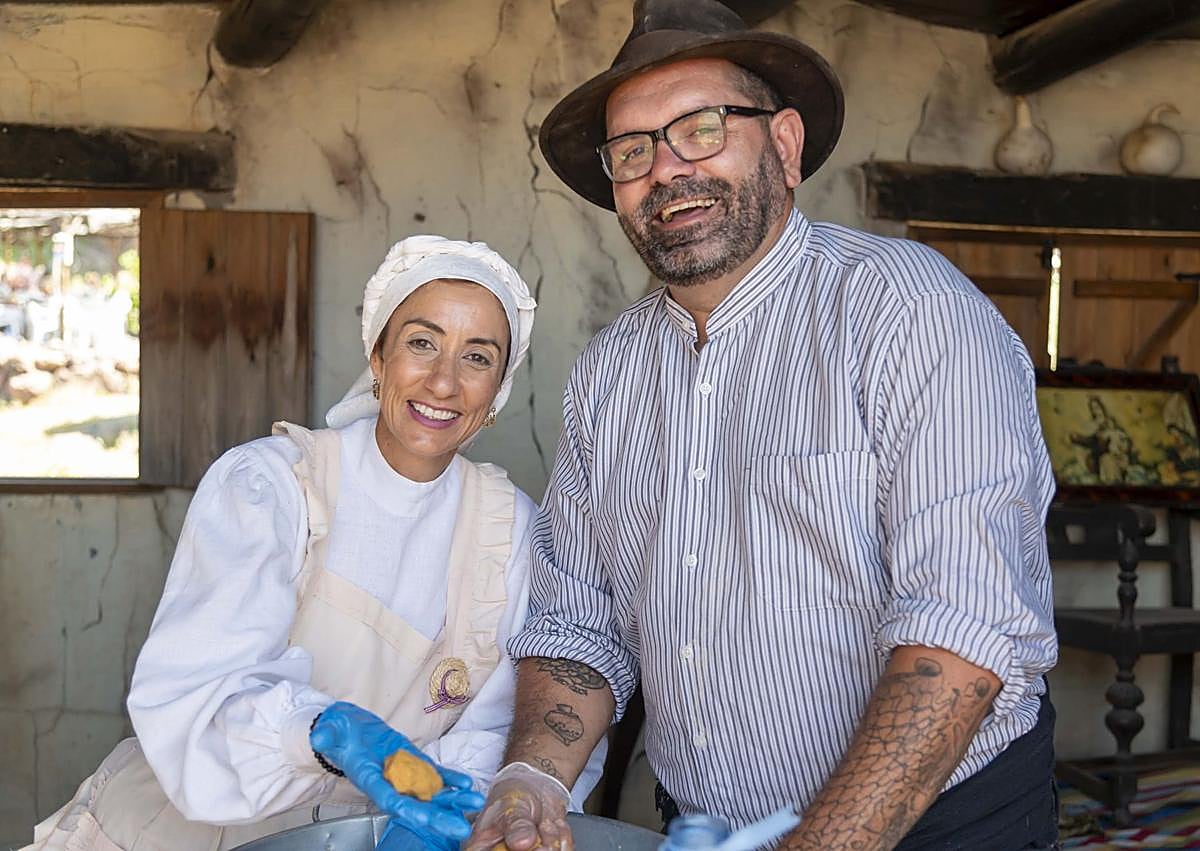 Imagen secundaria 1 - El día de Canarias en Mogán sabe a gofio