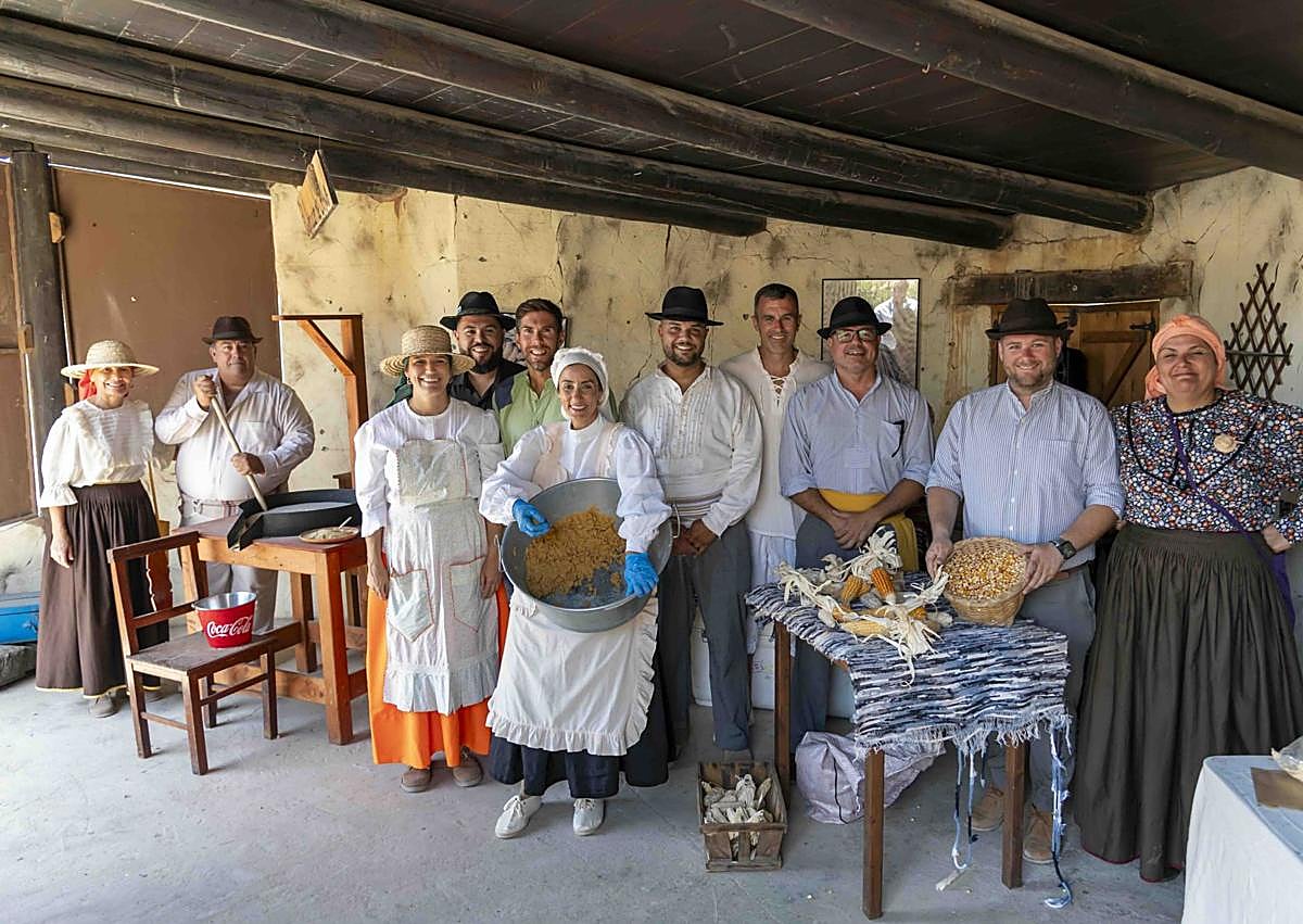 Imagen secundaria 1 - El día de Canarias en Mogán sabe a gofio