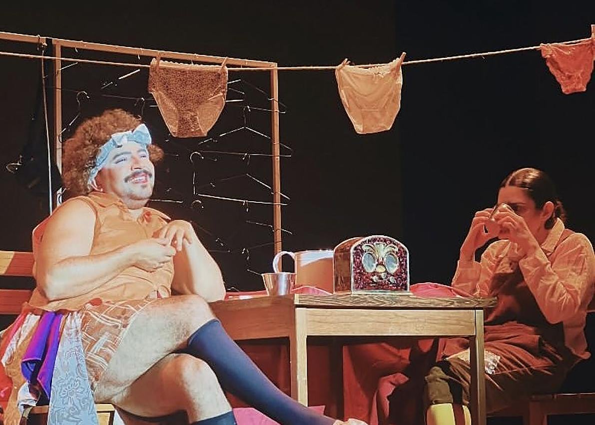 Imagen secundaria 1 - Imagen de las compañías participantes durante la fiesta del festival; una imagen de 'Salomón y La Discriminación Positiva'; y los integrantes de la compañía isleña con una bandera de Canarias durante el carrusel celebrado por esta cita teatral brasileña.