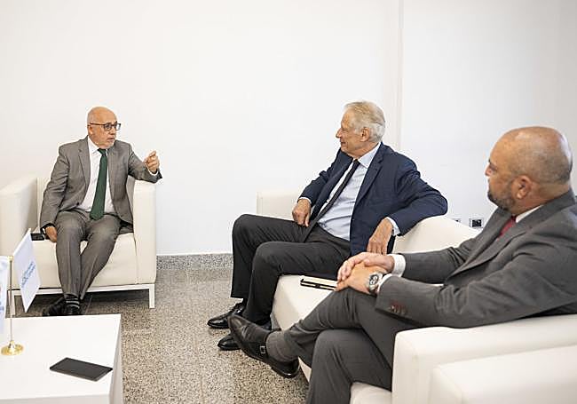 Morales y Álamo reunidos con Villepin, en el centro.