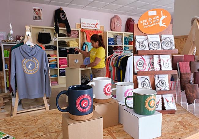 Tazas, camisetas, pantalones, gorros, gorras, de la marca de Yolanda Cedrés Quintana.