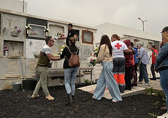 Momento del entierro de esta mañana en el cementerio municial de Valverde.