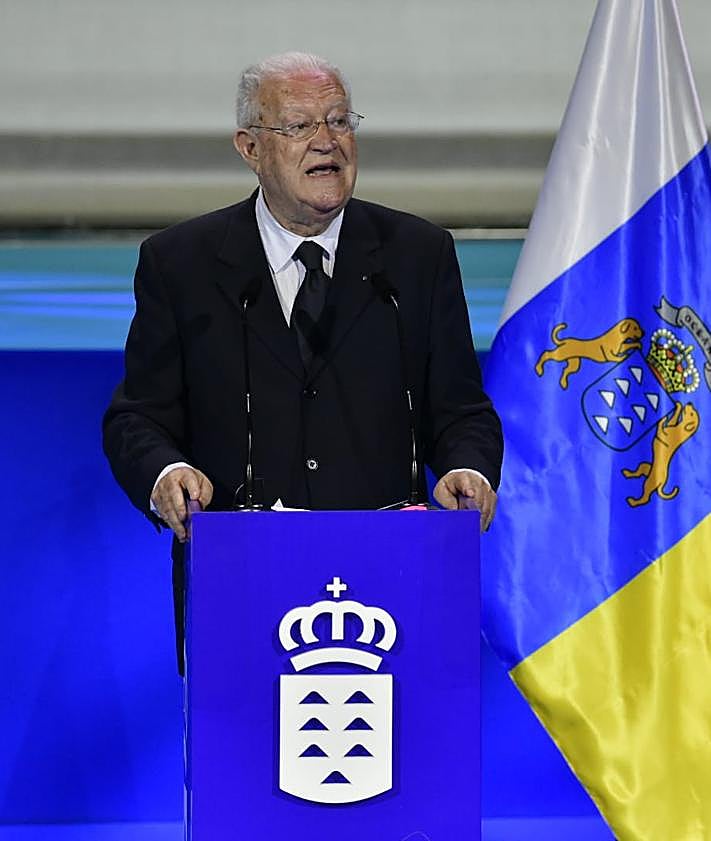 Imagen secundaria 2 - El escritor Juan Jesús Armas Marcelo leyó el discurso en nombre de los Premios Canarias 2025.