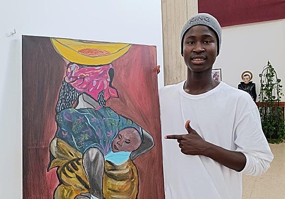 El joven Djibril Cissé junto a una de sus obras.