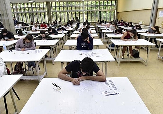 Estudiantes se enfrentan a la prueba de acceso a la selectividad.