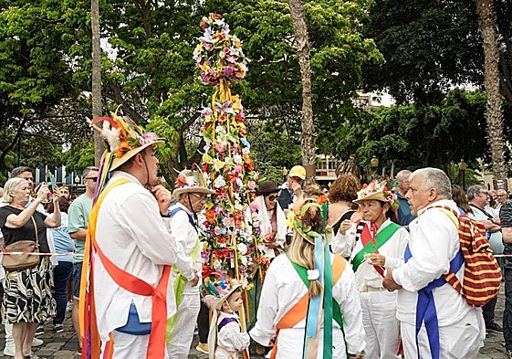 Imagen del Paseo Romero de este viernes en Las Palmas de Gran Canaria, con la Danza de las flores.